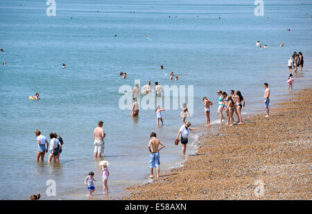 Brighton, Sussex, UK. 23. Juli 2014. Brighton Beach ist bei heißem Wetter gepackt, da Temperaturen heute wieder in ganz Großbritannien stieg Credit: Simon Dack/Alamy Live News Stockfoto