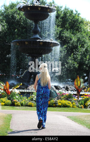 Eine Dame in einem blau fließenden Kleid geht in der Heißes Wetter an einem der Steingärten von Brighton vorbei Die Temperaturen stiegen Stockfoto