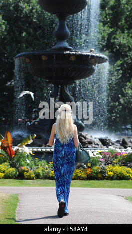 Eine Dame in einem blau fließenden Kleid geht in der Heißes Wetter an einem der Steingärten von Brighton vorbei Die Temperaturen stiegen Stockfoto