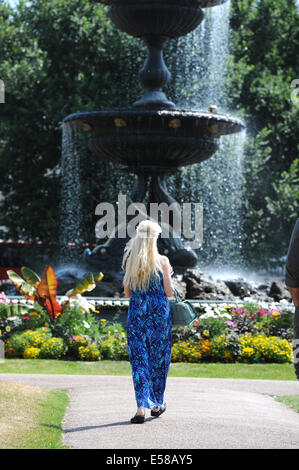 Eine Dame in einem blau fließenden Kleid geht in der Heißes Wetter an einem der Steingärten von Brighton vorbei Die Temperaturen stiegen Stockfoto