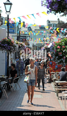 Brighton, Großbritannien, Juli 2014. Besucher verpackt in den Kensington Gardens in der böhmischen North Laine Einkaufsviertel von Brighton bei heißem Wetter Stockfoto