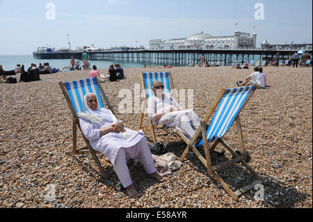 Brighton, Sussex, UK. 23. Juli 2014. Diese Damen genießen das warme Wetter am Strand von Brighton, wie Temperaturen heute wieder in ganz Großbritannien stieg Credit: Simon Dack/Alamy Live News Stockfoto