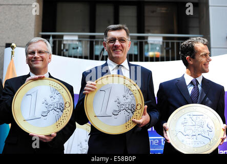 Brüssel, Belgien. 23. Juli 2014. Lithuanian Prime Minister Algirdas Butkevicius (C) und EU-Beamten halten Modelle von ein-Euro-Münze mit litauischen Version, wenn Sie an eine Zeremonie anlässlich der Verknüpfung von Litauen zur Euro-Zone nach Entlastung durch eine Sitzung im EU-Hauptquartier in Brüssel, Hauptstadt von Belgien, 23. Juli 2014 teilnehmen. Litauen wird soll die Einführung des Euro am 1. Januar 2015, und der 19. Mitglied des Euro-Währungsgebiets aus 28 Ländern in der Europäischen Union. Bildnachweis: Ye Pingfan/Xinhua/Alamy Live-Nachrichten Stockfoto