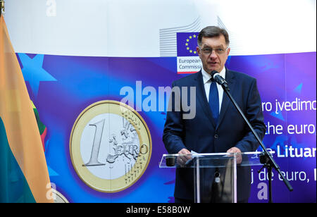 Brüssel, Belgien. 23. Juli 2014. Litauische Premierminister Algirdas Butkevicius befasst sich mit eine Zeremonie anlässlich der Verknüpfung von Litauen zur Euro-Zone nach Entlastung durch eine Sitzung im EU-Hauptquartier in Brüssel, Hauptstadt von Belgien, 23. Juli 2014. Litauen wird soll die Einführung des Euro am 1. Januar 2015, und der 19. Mitglied des Euro-Währungsgebiets aus 28 Ländern in der Europäischen Union. Bildnachweis: Ye Pingfan/Xinhua/Alamy Live-Nachrichten Stockfoto