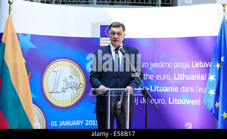 Brüssel, Belgien. 23. Juli 2014. Litauische Premierminister Algirdas Butkevicius befasst sich mit eine Zeremonie anlässlich der Verknüpfung von Litauen zur Euro-Zone nach Entlastung durch eine Sitzung im EU-Hauptquartier in Brüssel, Hauptstadt von Belgien, 23. Juli 2014. Litauen wird soll die Einführung des Euro am 1. Januar 2015, und der 19. Mitglied des Euro-Währungsgebiets aus 28 Ländern in der Europäischen Union. Bildnachweis: Ye Pingfan/Xinhua/Alamy Live-Nachrichten Stockfoto