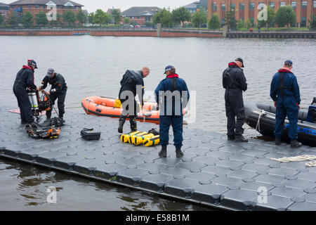 Cleveland Polizei marine Einheit auf der Suche nach Vermissten Schwimmer im Fluss Tees in Stockton on Tees. Stockfoto