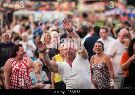 Eine Besucherin amüsiert sich bei den Festspielen in Brentwood. Stockfoto