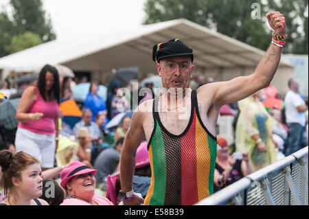 Eine Besucherin amüsiert sich bei den Festspielen in Brentwood. Stockfoto