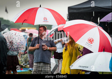 FestivalbesucherInnen schützt vor schlechtem Wetter auf dem Festival in Brentwood. Stockfoto