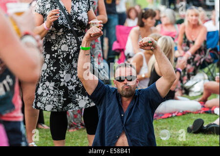 Eine Besucherin amüsiert sich bei den Festspielen in Brentwood. Stockfoto