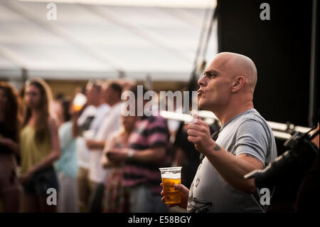 Eine Besucherin amüsiert sich bei den Festspielen in Brentwood. Stockfoto