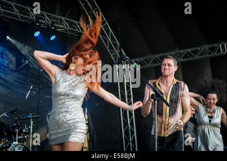 Die Glitterball Band Auftritt beim Festival Brentwood. Stockfoto