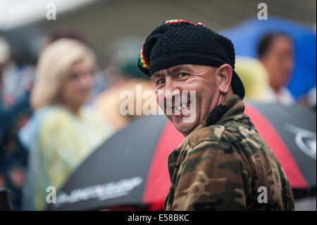 Eine Besucherin amüsiert sich bei den Festspielen in Brentwood. Stockfoto