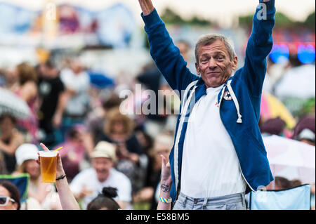 Eine Besucherin amüsiert sich bei den Festspielen in Brentwood. Stockfoto