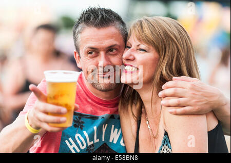 FestivalbesucherInnen amüsieren sich auf dem Festival in Brentwood. Stockfoto