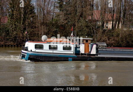 AJAXNETPHOTO. BOUGIVAL, FRANKREICH-BINNENWASSERSTRASSEN-FRACHT-STEUERHAUS UND UNTERKUNFT EINES ÄLTEREN GENIETETEN BARGES.FOTO:JONATHAN EASTLAND/AJAX REF:R60204 211 Stockfoto