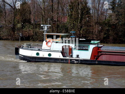 AJAXNETPHOTO. BOUGIVAL, FRANKREICH-BINNENWASSERSTRASSEN-FRACHT - STEUERHAUS UND UNTERKUNFT EINER MODERNEN PENICHE.FOTO:JONATHAN EASTLAND/AJAX REF:R60204 216 Stockfoto