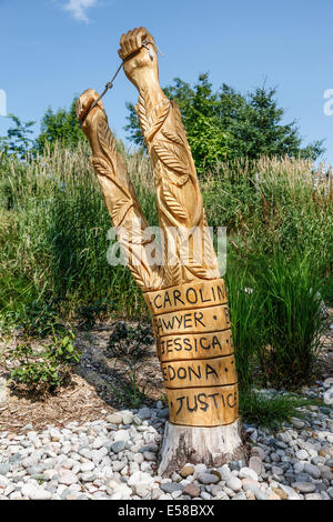 Kanadische Kettensäge Kunst Schnitzereien aus toten Bäumen als Hinterhof Dekor auf einem Bauernhof in Ontario Stockfoto
