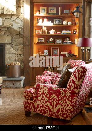 Sessel im Country-Stil-Wohnzimmer, USA Stockfoto