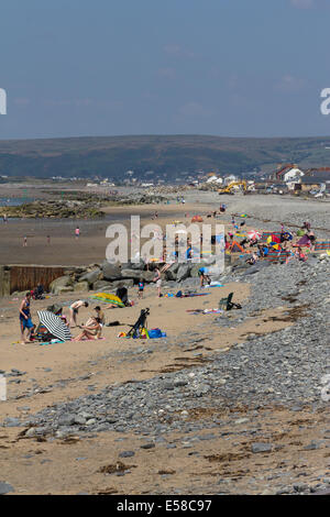 Borth, Wales, UK. 23. Juli 2014. Wetter: Familien Kopf für die Strände in Borth und Ynyslas an der Mitte Wales Coast, wie die Temperatur 29 Grad im Schatten erreicht. Die Küste war stark betroffen, während der Januar-Stürme und Weiterarbeit am Borth, robuster Küstenschutzes zu schaffen. Bildnachweis: atgof.co/Alamy Live News Stockfoto