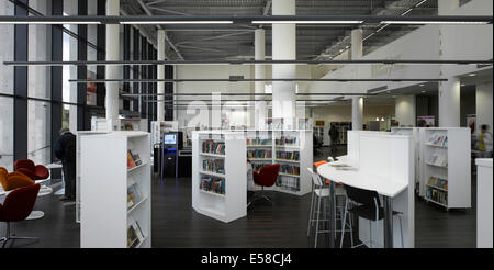 Bücherregale und Leseecken in Kent Bibliothek und History Centre, Maidstone. Stockfoto