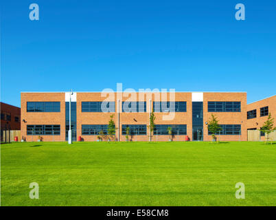 Sportplatz und Backsteinfassade Leyton Sixth Form College Sanierung, UK Stockfoto