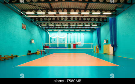 Bunt bemalte Sporthalle in Leyton Sixth Form College Sanierung, UK Stockfoto