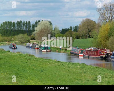 Kanal Boote in Marlborough, Wiltshire, UK, großes Bedwyn, Savernake Wald. Stockfoto