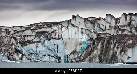 Eis-Wände - Jökulsárlón Glacial Lagune, Breidarmerkurjokull Gletscher, Vatnajökull-Eiskappe, Island Asche in das Eis durch Volc gesehen Stockfoto