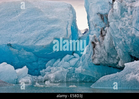 Eis-Wände - Jökulsárlón Glacial Lagune, Breidarmerkurjokull Gletscher, Vatnajökull-Eiskappe, Island Asche in das Eis durch Volc gesehen Stockfoto
