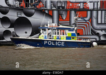 Das Boot der Metropolitan Police Sir Robert Peel, das im Juli am Victoria Embankment in der Themse in London, Großbritannien, vorbeifuhr Stockfoto