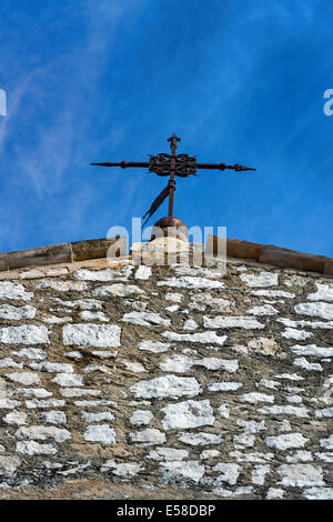 Altes Kreuz oben auf St. Pauls Kirche, Saint Paul de Vence, Provence, Frankreich Stockfoto