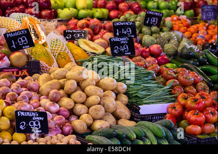 Frisches Obst und Gemüse auf dem Display in La Boqueria-Markt, Barcelona, Spanien Stockfoto