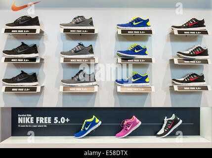 Nike Free Laufschuh-Display in einem Nike Store. Stockfoto