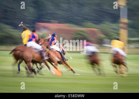 Fahrer werden eine bunte Unschärfe während einer schnellen geschrittenen Polo-Spiel. Stockfoto