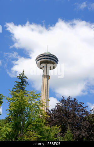 Skylon Tower in Niagara Falls, Ontario, Kanada. Dieser Turm mit Drehrestaurant erhebt sich an der kanadischen Grenze. Stockfoto