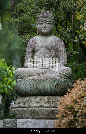 Statue von Buddha in den Gärten am Ryoanji-Tempel, Kyoto, Japan Stockfoto