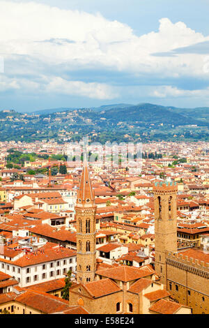 Über Blick auf den Glockenturm von Badia Fiorentina und den Turm des Palazzo del Popolo in Florenz, Italien Stockfoto