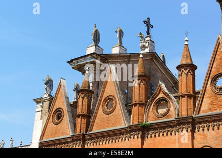 Detail der Kathedrale von Saint Peter der Apostel oder Duomo di Mantova in Mantua, Lombardei, Italien. Zwischen 15. und 16. Jh. gebaut Stockfoto