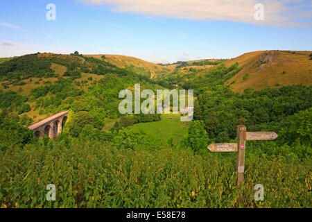 Grabstein-Viadukt und hölzernen Wegweiser am Monsal Kopf auf Upperdale, Derbyshire, Peak District National Park, England, UK. Stockfoto