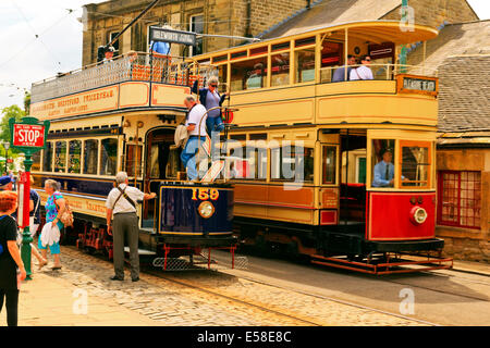 Zwei elektrische Straßenbahnen in einer Straßenszene von Crich Tramway Village Stockfoto