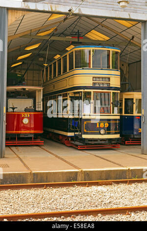 Overhead elektrische Straßenbahnen im Schuppen im Crich Tramway Village Stockfoto