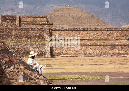 Indigenen Mann schaut über eine Plaza in Teotihuacan, Mexiko, der Pyramide der Sonne Webstühle in den Hintergrund. Stockfoto