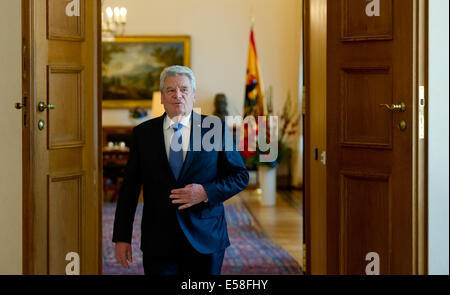 Berlin, Deutschland. 23. Juli 2014. Der deutsche Bundespräsident Joachim Gauck betritt einen Raum, über den Nahost-Konflikt im Schloss Bellevue in Berlin, Deutschland, 23. Juli 2014 zu sprechen. Foto: Daniel Bockwoldt/Dpa/Alamy Live News Stockfoto