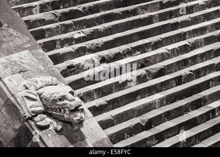 Monochromes Bild der Kopf einer Schlange und Stufen am Tempel des Quetzalcoatl, Teotihuacan, Mexiko. Stockfoto