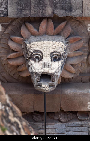 Kopf der Schlange auf den Tempel des Quetzalcoatl, Teotihuacan, Mexiko. Stockfoto