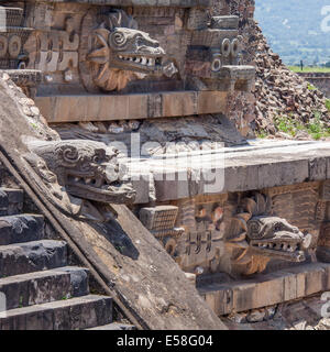 Schlange-Köpfe auf den Tempel des Quetzalcoatl, Teotihuacan, Mexiko. Stockfoto