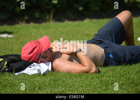 Trafalgar Square, London, UK. 23. Juli 2014. UK-Wetter: Ein Mann schläft in der Sonne an einem heißen Nachmittag im Zentrum von London. Bildnachweis: Matthew Chattle/Alamy Live-Nachrichten Stockfoto