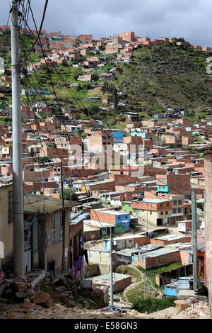 Kleine Backsteinhäuser in armen Favela, Fransen der Hauptstadt Bogota, Kolumbien, in El Oasis Südamerika Lateinamerika Stockfoto