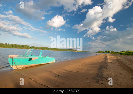 Altes Boot am Ufer an einer Kette Stockfoto